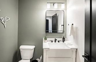 Unique Townhome with AC Garage Patio - Foto 15