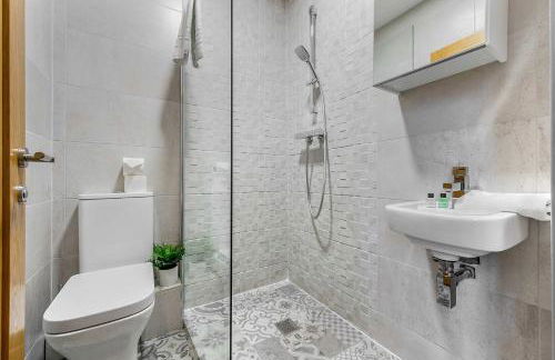 Industrial 2BR Apt, Liverpool City Centre Sleeps 8 - Foto 11