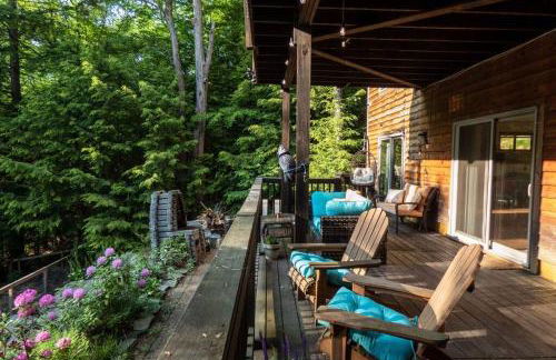 Whimsical Lakefront Chalet - Foto 8