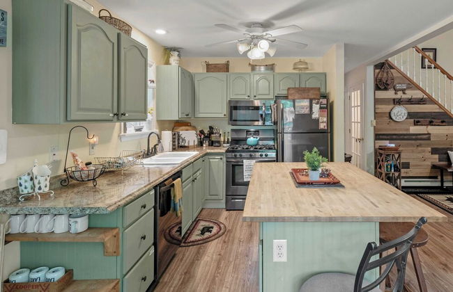 Ridge Retreat by Avantstay Game Room, Covered Porch, & Fire Pit! - Photo 10