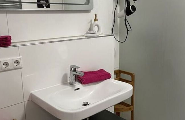 Pink Cow Modern Retreat - Photo 8