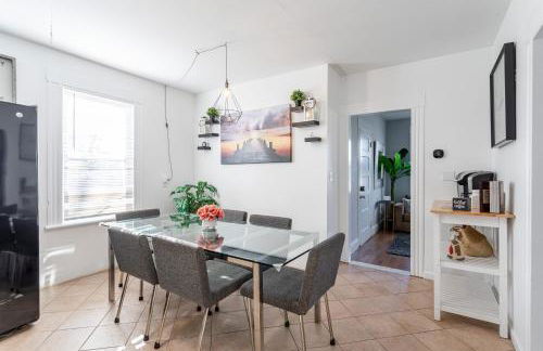 Sunny & Spacious 2BD 1BA WFH Apt-Huge Yard & Patio - Foto 9