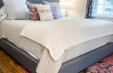 Cozy 2BR Apt w KING in historic dist. 1mi to sq. - Foto 3