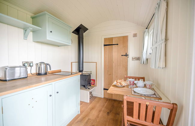 Sage Shepherds Hut, Boundary Farm Cottages - Photo 4