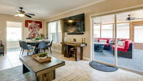 Hot Tub and Outdoor Kitchen Stylish Home in Bryan - Foto 4