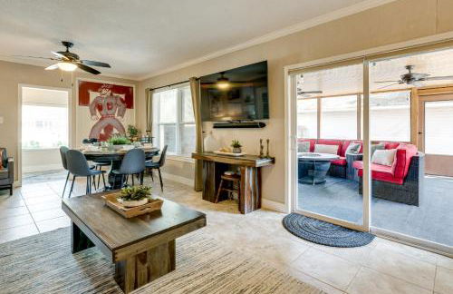 Hot Tub and Outdoor Kitchen Stylish Home in Bryan - Foto 4