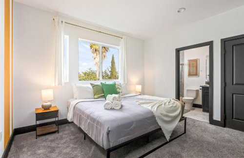 Spacious Luxury Villas in the heart of LA! Free parking and Jacuzzi - Photo 44