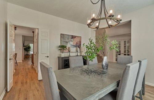 New!4BR with Easy Access to all Woodlands Amenities - Photo 5