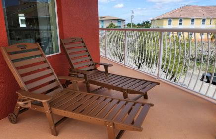 Spacious 2BR Oasis Steps to Treasure Island Beach - Foto 9