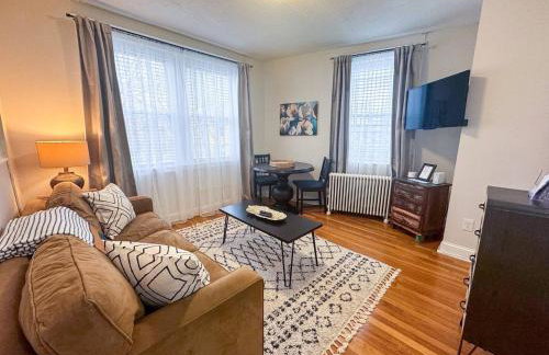 ½ mile to Longwood Medical, Renovated, Pub Trans - Foto 4