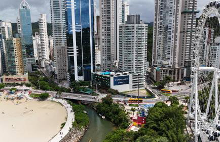 FLAT DUBAI - FRENTE RODA GIGANTE - PISCINA FRENTE MAR - Excepcional - Foto 1