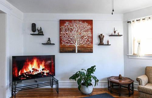 The Gem-3 Bedrooms! King, Full & Twin Beds, Sauna with Free Parking plus more - Foto 1