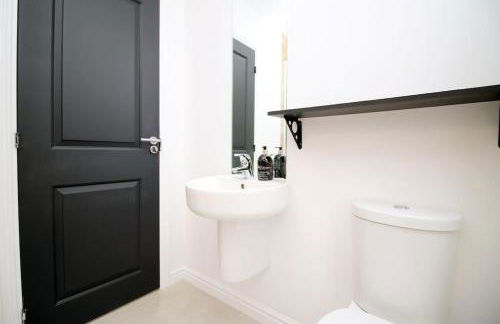 Modern and Cosy 3 Bed House Close to Cardiff City Centre perfect for Family Relocations, Contractors & Groups by Gurkha Stay with Free Parking and Wifi - Foto 47