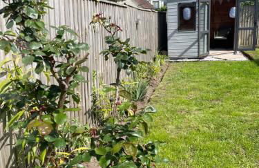 Villa Maria Southbourne - 2 Mins to Beach - Coastal - Dog-Friendly - Modern Luxury - Large Private Garden - Private Access - Parking - Foto 3