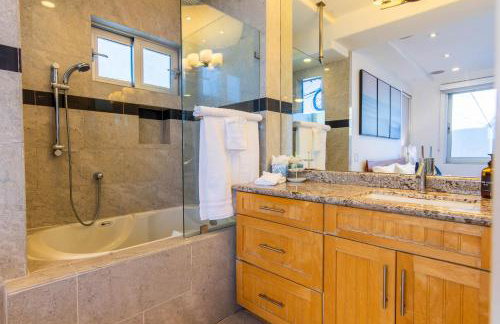 Ocean view, two-level condo with stunning view, decks, fast WiFi & fireplace - Foto 17