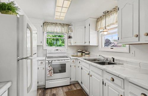 Cozy Downtown Cottage Near Beach and Pier - Foto 13