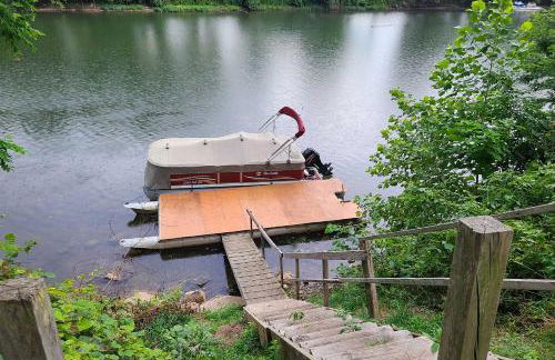 Cozy Family Home with Kayaks, Dock and Fire Pit! - Foto 3