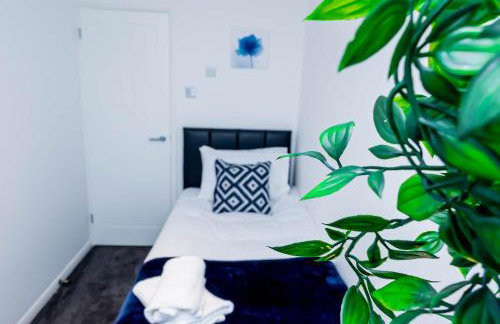 Spacious Home near Heathrow & Windsor with Parking - Photo 41