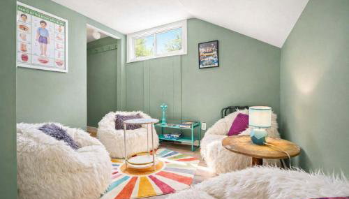 Cozy Downtown Stay w Private Backyard & Parking - Foto 4