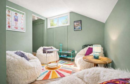 Cozy Downtown Stay w Private Backyard & Parking - Foto 4