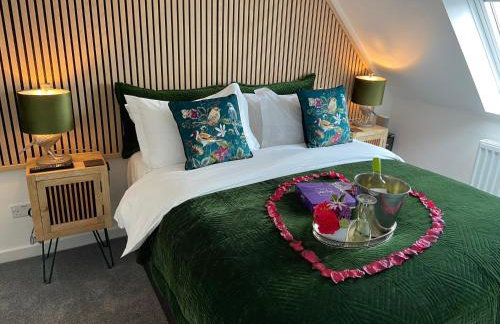 THE HIDEAWAY - LUXURY SELF CATERING COASTAL APARTMENT with PRIVATE ENTRANCE & KEY BOX ENTRY JUST A FEW MINUTES WALK TO THE BEACH, SOLENT WAY WALK, SHOPS and many EATERIES & BARS - FREE OFF ROAD PARKING,FULL KITCHEN, LOUNGE,BEDROOM , BATHROOM & WI-FI - Photo 1