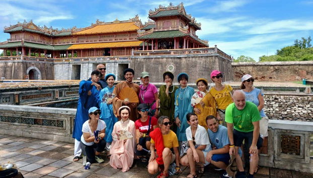 Un grupo de personas recorriendo la ciudad imperial de Hue
