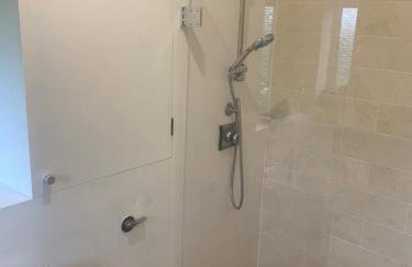 1 mile from Harry Potter Tour Self Contained Flat One bedroom plus new sofa bed in lounge - Foto 12