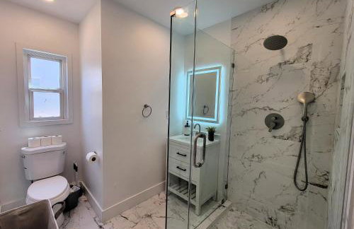 Private and large 2 bedroom house with Pool table, backyard and office near attractions - Foto 5