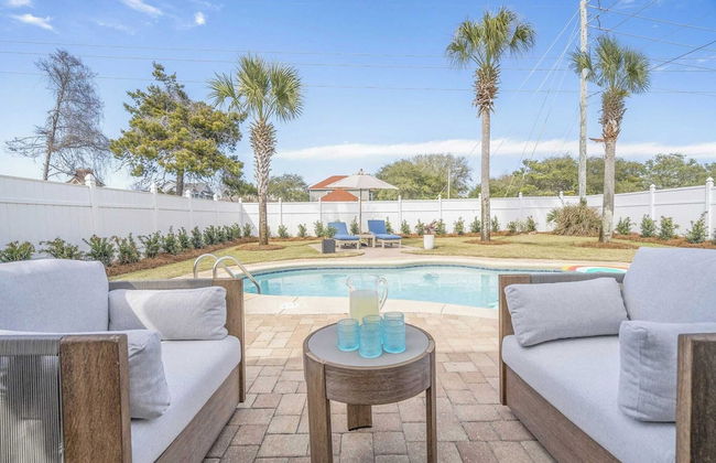 7bdr w/ Private Pool, Hot Tub, Fire Pit, Walk to Beach Tidal Wave by Avantstay - Foto 37