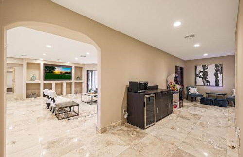 Luxury Estate, Sleeps 24, Sonoran by HomeStakes Stays - Foto 32