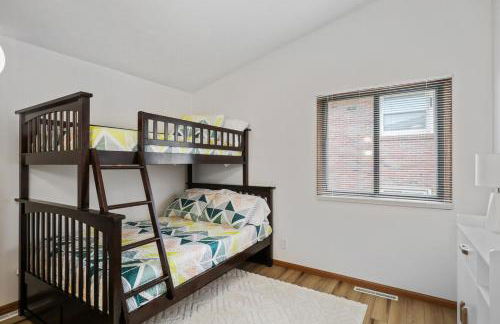 Central Location - 2 living spaces & covered patio! - Foto 11