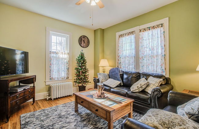 5bddowntown Victorian Charmhot Tub, Firepit - Photo 32