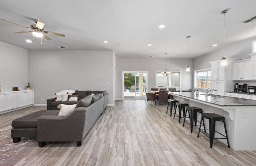 Spacious Home with Private Pool - Photo 16