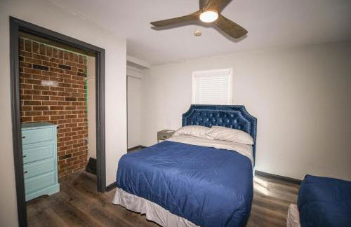 Spacious 4 bedroom 8 beds 20mins From downtown - Foto 2