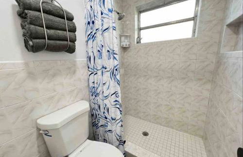 Royal Luxe Pool Home near Ft Laud airport and each - Photo 31