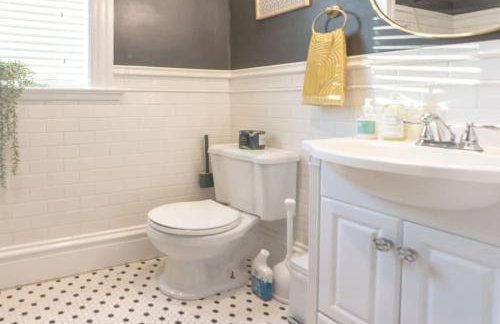 Stylish 4BR with Office Deck Gardens ABODEbucks - Foto 35