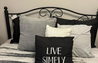 Modern Two BR Townhome, Workspace, Free Parking and Wi-Fi - Foto 20