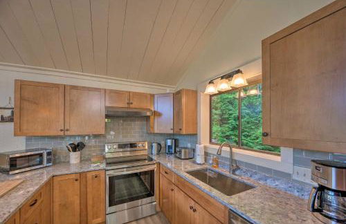 House with Balcony about 5 Mi to Cranmore Resort! - Photo 10