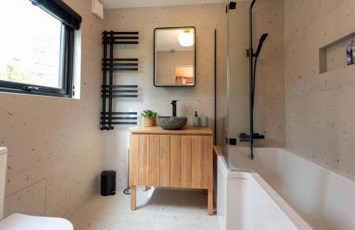 Acorn Lodge Luxury Retreat In a Stunning Oasis With Hot Tub - Pass the Keys - Foto 29