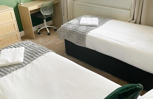 Business & Family Friendly 6 Bed Stay with Garden - Free Parking - Fast Wi-Fi and workspace - London & Essex Links - Photo 15