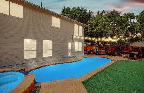Modern Comforts & Classic Charm w Pool 5BD - Foto 41