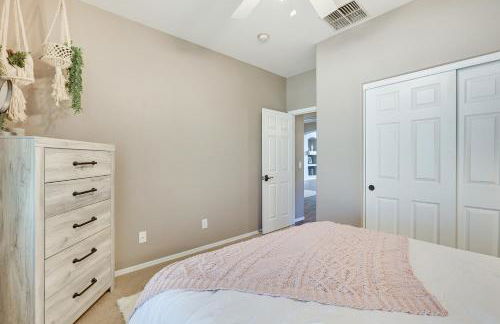 Shop, Golf and Hike Surprise Group Getaway with Pool! - Foto 15