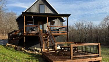 New, modern cabin with private lake and hiking - Foto 1