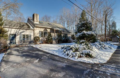 Lake Access and Private Hot Tub at Poconos Home! - Foto 35