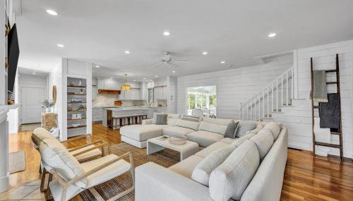 Stay 1 Block from Ocean at 7-Bed Retreat with Yard, Deck and Game Room, Host Up to 22 Across 16 Beds, Gas Fireplace, Gas Grill, Ample Parking, Walk to Menauhant Beach, Perfect for Family Getaway, 24 Hr Hospitality - Foto 3