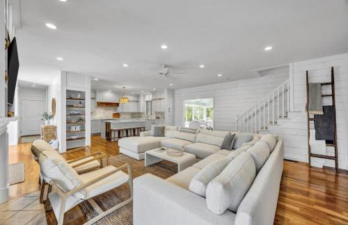 Stay 1 Block from Ocean at 7-Bed Retreat with Yard, Deck and Game Room, Host Up to 22 Across 16 Beds, Gas Fireplace, Gas Grill, Ample Parking, Walk to Menauhant Beach, Perfect for Family Getaway, 24 Hr Hospitality - Foto 3