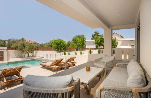 Cantouni Villa, Luxury 5BR Retreat with Pool & Jacuzzi Near Town by Villa Mana Gers - Photo 55