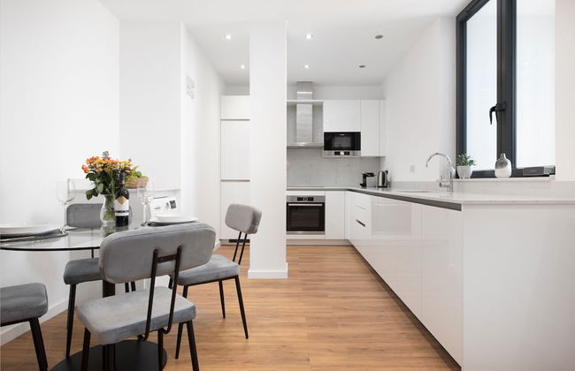 Modern Kingston Home Close to Hampton Court Palace by Underthedoormat - Foto 13