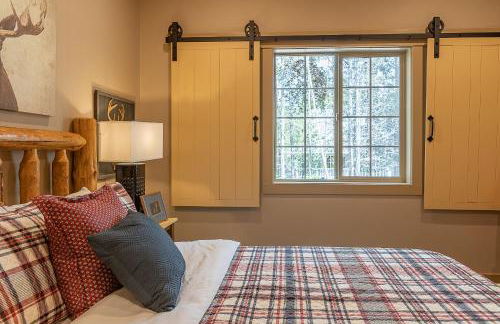 Uncle Chris Cabin by KABINO Air Conditioning Smart TVs Chefs Kitchen Spacious WiFi Grill Bills Island Reservoir Fishing - Foto 21