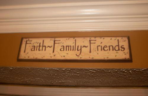 Friends & Family Suburban Retreat - Foto 17